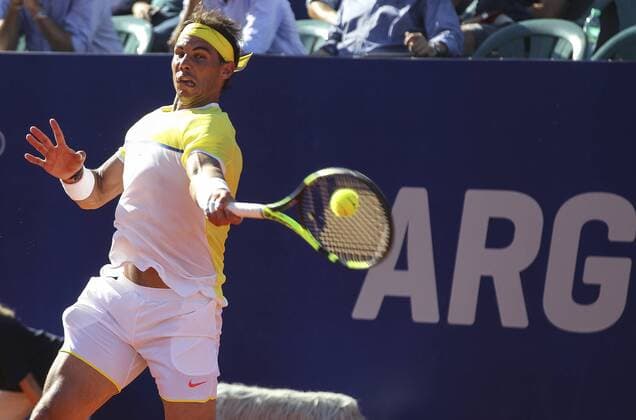 Spanish tennis player Rafael Nadal in action against Italian Paolo Lorenzi during the ATP Tennis Herren Buenos Aires quarter-final match in Argentina, 12 February 2016. EFE David Fernandez PAOLO LORENZI VS RAFAEL NADAL !ACHTUNG: NUR REDAKTIONELLE NUTZUNG!  BAS27 20160212-635909125343174177