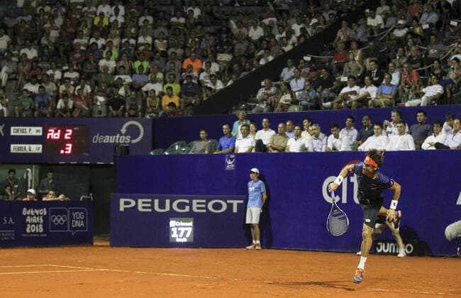 Spanish David Ferrer returns a ball to Uruguayan Pablo Cuevas, during their Buenos Aires ATP Tennis Herren Tournament quarter final game, in Buenos Aires, Argentina, 12 February 2016. EFE DAVID FERNANDEZ Buenos Aires ATP Tournament !ACHTUNG: NUR REDAKTIONELLE NUTZUNG!  BAS107 20160213-635909306593755244