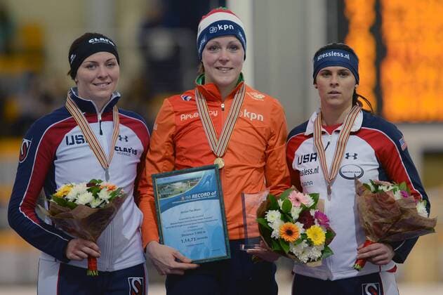 Gold medalist Jorien ted Mors (C) of the Netherlands, silver medalist Heather Richardson-Bergsma (L) and bronze medalist Brittany Bowe of the the United States of America pose in the awarding ceremony of the women s 1000m race at 2016 ISU World Single Distances Championships in Kolomna, Russia, on Feb. 12, 2016. ) (SP)RUSSIA-KOLOMNA Speed skating Eisschnelllauf SINGLE DISTANCE WORLD CHAMPIONSHIPS-DAY 2 PavelxBednyakov 