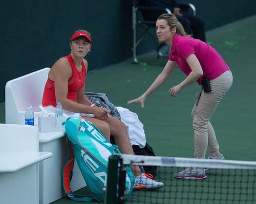 Carina Witthoeft (GER) wird von WTA Tennis Damen Physiotherapeutin wegen einer Verletzung behandelt. Tennis - Dubai Tennis Championships 2016 - WTA - Dubai Duty Free Tennis Stadium - Dubai - - United Arab Emirates - 13 February 2016
