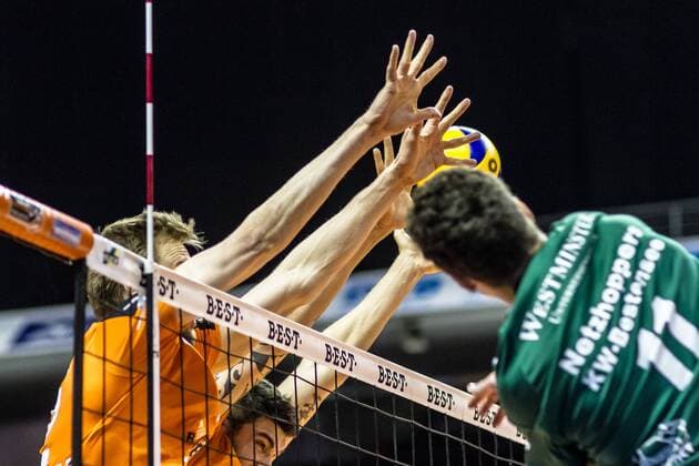 Angriff Theo Timmermann (Netzhoppers 11) gegen Block Paul Carroll (BRVolleys 12) und Nicolas Le Goff (BRVolleys 7) GER, Berlin, Volleyball, Bundesliga, Spieltag, DVL, Saison 2015 2016, 13.02.2016, Max-Schmeling-Halle, Berlin Recycling Volleys - Netzhoppers Königs Wusterhausen Bestensee