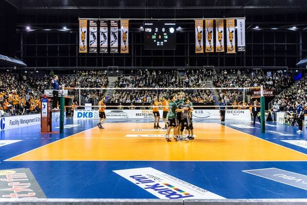 Übersicht Max-Schmeling-Halle, vorne Jubeln die Netzhoppers GER, Berlin, Volleyball, Bundesliga, Spieltag, DVL, Saison 2015 2016, 13.02.2016, Max-Schmeling-Halle, Berlin Recycling Volleys - Netzhoppers Königs Wusterhausen Bestensee