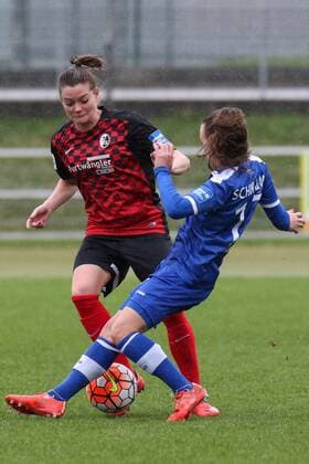 v.li.: Verena Aschauer (Freiburg, 25), Viktoria Schwalm (Potsdam, 17), Zweikampf, Duell, duel, tackle, Dynamik, Action, Aktion, Fussball, Allianz Frauen-Bundesliga, SC Freiburg - 1. FFC Turbine Potsdam, xozx