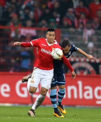 Bobby Wood (Union), vorne, hinten Michael Liendl (1860), 1. FC Union Berlin - TSV 1860 München 2.Bundesliga 2015 2016, Fußball, Fussball, DFL, soccer, Herren, Deutschland, Germany, Ergebnis Berlin, 14.2.2016 Stadion Alte Foersterei