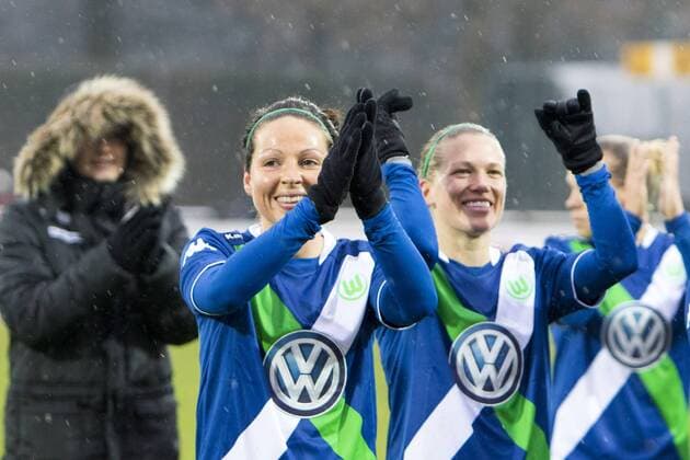 Fußball, Allianz Frauen Bundesliga, Werder Bremen - VfL Wolfsburg; Vanessa Bernauer (Wolfsburg, 18) und Lara Dickenmann (Wolfsburg, 21) bedankt sich bei Fans, Dank, bedanken, feiern. xtgx