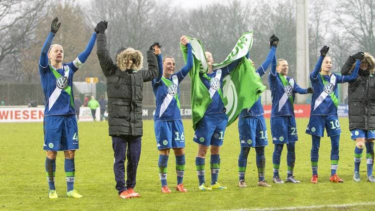 Fußball, Allianz Frauen Bundesliga, Werder Bremen - VfL Wolfsburg; Wolfsburg bedankt sich bei Fans, Dank, bedanken, feiern. xtgx