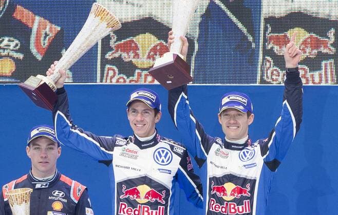 Motorsport, WRC, Rallye Schweden, Siegerehrung 160214 Sebastien Ogier med kartläsare Julien Ingrassia, Volkswagen Motorsport, Volkswagen Polo WRC Motorsport Rallye WM jublar efter segern till vänster skymtar Hayden Paddon vid prisutdelningen under Rally Sweden den 14 februari 2016 i Karlstad.  Copyright: ANNA-LENAxBERGQVIST BB160214BB838