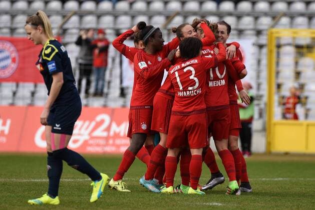 v.li.: Virginia Kirchberger (Köln, 13) enttäuscht schauend, Enttäuschung, Frustration, disappointed, pessimistisch Spielerinnen des FC Bayern München Jubel, Torjubel, Torerfolg, celebrate the goal, goal, celebration, Jubel ueber das Tor zum 1:0 durch Vivianne Miedema (FC Bayern München, FCB, 10), optimistisch, Action, Aktion, Fussball, Allianz Frauen-Bundesliga, FC Bayern München - 1. FC Köln, xslx