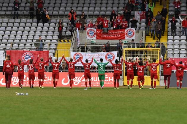 v.li.: Spielerinnen des FC bayern München bedanken sich bei den Fans, bedanken, Dank, Feiern, optimistisch, Fussball, Allianz Frauen-Bundesliga, FC Bayern München - 1. FC Köln, xslx