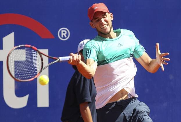 Austrian tennis player Dominic Thiem returns the ball to Spanish Nicolas Almagro during the Buenos Aires tennis Tournament played at Buenos Aires, Argentina on 14 February 2016. EFE David Fernandez NICOLAS ALMAGRO VS DOMINIC THIEM !ACHTUNG: NUR REDAKTIONELLE NUTZUNG!  20160214-635910848359467852