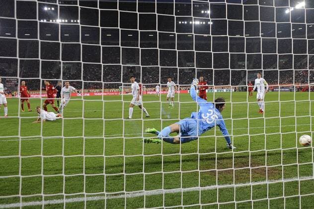Tor zum 1-0 durch Robert LEWANDOWSKI (Bayern Muenchen,3.v.li) gegen Torwart Marwin HITZ (FC Augsburg),Aktin,Torschuss,Hintertorkamera,Hintertorperspektive. Fussball 1. Bundesliga, 21. Spieltag, FC Augsburg-FC Bayern Muenchen 1-3,am 14.02.2016 in Augsburg Deutschland. WWK ARENA.