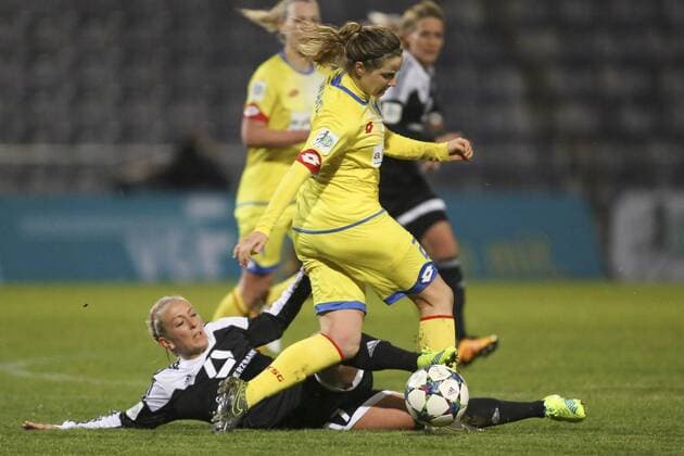 Frankfurt Zweikampf zwischen Mandy Islacker (FFC, 17) und Sophie Howard (Hoffenheim, 26) Copyright: Roskaritzx Eibner-Pressefoto EP_rrz