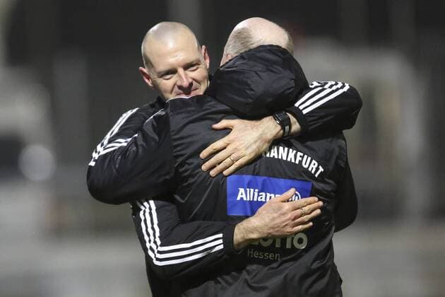 Frankfurt Trainer Matt Ross (1. FFC Frankfurt) bekommt Glueckwuensche von Manager Siggi Dietrich Copyright: Roskaritzx Eibner-Pressefoto EP_rrz