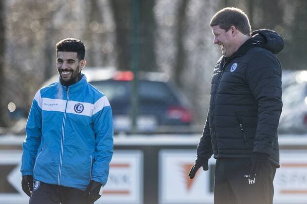 Bilder des Tages - SPORT Gent s Mbark Boussoufa and Gent s head coach Hein Vanhaezebrouck pictured during a training session of Belgian first league soccer team KAA Gent, Tuesday 16 February 2016 in Gent. Gent is preparing for the first leg of the 1 8 finals of the UEFA Champions League competition against German club VfL Wolfsburg tomorrow. JASPERxJACOBS  x04793738x