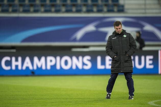 Fußball, Champions League, VfL Wolfsburg Training Wolfsburg s head coach Dieter Hecking pictured during a training session of German soccer club VfL Wolfsburg, Tuesday 16 February 2016 in Gent. Wolfsburg is preparing for the first leg of the 1 8 finals of the UEFA Champions League competition against Belgian team KAA Gent tomorrow. JASPERxJACOBS  x04794173x