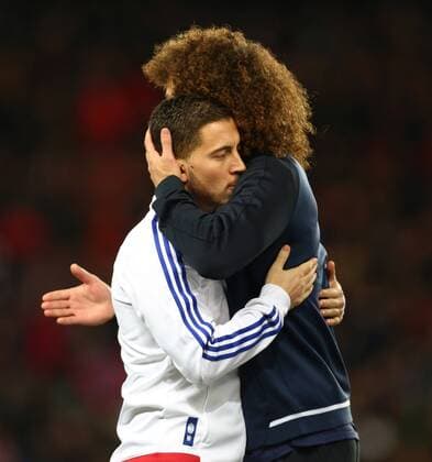 Fußball, Champions League, Paris St. Germain besiegt FC Chelsea Eden Hazard of Chelsea embraces David Luiz of PSG - UEFA Champions League - PSG vs Chelsea - Parc des Princes - Paris - 16 02 2016 Pic Philip Oldham SportImage EDITORIAL USE ONLY. No use with unauthorised audio, video, data, fixture lists, club league logos or live services. Online in-match use limited to 120 images, no video emulation. No use in betting, games or single club league player publications.