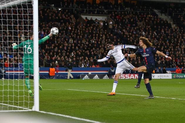 Themen der Woche - SPORT Bilder des Tages - SPORT Fußball, Champions League, Paris St. Germain - FC Chelsea Kevin Trapp of PSG gets a hand to headed chance on goal from Diego Costa of Chelsea - UEFA Champions League - PSG vs Chelsea - Parc des Princes - Paris - 16 02 2016 Pic Philip Oldham SportImage EDITORIAL USE ONLY. No use with unauthorised audio, video, data, fixture lists, club league logos or live services. Online in-match use limited to 120 images, no video emulation. No use in betting, games or single club league player publications.