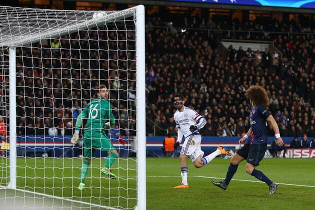 Fußball, Champions League, Paris St. Germain - FC Chelsea Kevin Trapp of PSG and Diego Costa of Chelsea watch the ball bounce off the cross bar - UEFA Champions League - PSG vs Chelsea - Parc des Princes - Paris - 16 02 2016 Pic Philip Oldham SportImage EDITORIAL USE ONLY. No use with unauthorised audio, video, data, fixture lists, club league logos or live services. Online in-match use limited to 120 images, no video emulation. No use in betting, games or single club league player publications.
