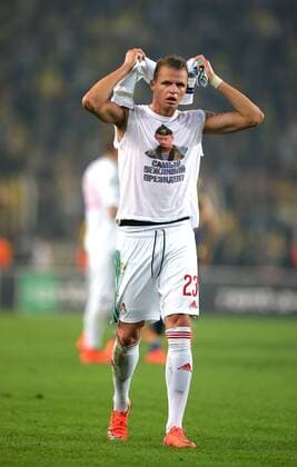 Themen der Woche - SPORT Bilder des Tages - SPORT Fußball, Europa League, Moskaus Dmitri Tarasov mit Putin-Shirt UEFA Europa league second tour first leg match between Fenerbahce and Lokomotiv Moscow at Fenerbahce Ulker Stadium in Istanbul , Turkey on February 16 , 2016. Final Score : Fenerbahce 2 - Lokomotiv Moscow 0 Pictured: Lokomotiv Moscow s Dmitri Tarasov wears a shirt showing Russian President Vladimir Putin that reads Most polite president 