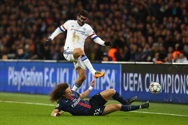 Fußball, Champions League, Paris St. Germain - FC Chelsea David Luiz of PSG tackles Diego Costa of Chelsea - UEFA Champions League - PSG vs Chelsea - Parc des Princes - Paris - 16 02 2016 Pic Philip Oldham SportImage EDITORIAL USE ONLY. No use with unauthorised audio, video, data, fixture lists, club league logos or live services. Online in-match use limited to 120 images, no video emulation. No use in betting, games or single club league player publications.
