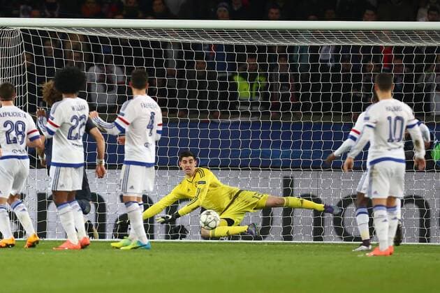 Fußball, Champions League, Paris St. Germain - FC Chelsea Thibaut Courtois of Chelsea is beaten by Zlatan Ibrahimovic of PSG s strike for the opening goal - UEFA Champions League - PSG vs Chelsea - Parc des Princes - Paris - 16 02 2016 Pic Philip Oldham SportImage EDITORIAL USE ONLY. No use with unauthorised audio, video, data, fixture lists, club league logos or live services. Online in-match use limited to 120 images, no video emulation. No use in betting, games or single club league player publications.