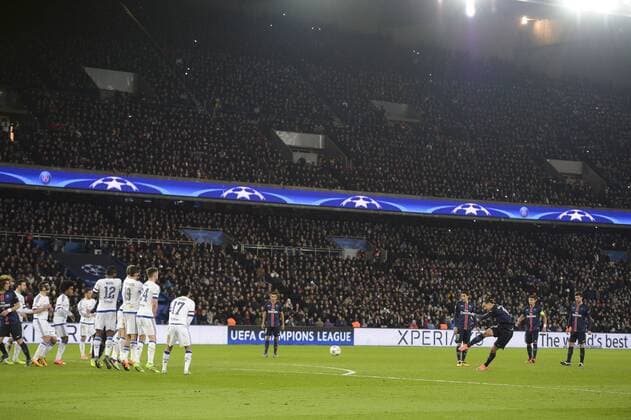 Themen der Woche - SPORT Bilder des Tages - SPORT Fußball, Champions League, Paris St. Germain - FC Chelsea but de Zlatan Ibrahimovic (PSG) sur coup franc FOOTBALL : Paris St. Germain - Chelsea FC London - Champions League - Paris - 16 02 2016 JBAutissierx 