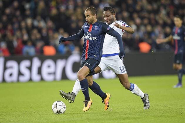 Fußball, Champions League, Paris St. Germain besiegt FC Chelsea Lucas Moura (PSG) vs John Obi Mikel (Chelsea) FOOTBALL : Paris St. Germain - Chelsea FC London - Champions League - Paris - 16 02 2016 JBAutissierx 