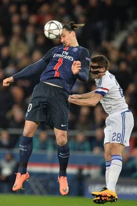 ZLATAN IBRAHIMOVIC (psg) - Cesar Azpilicueta (che) FOOTBALL : Paris St. Germain - Chelsea FC London - Champions League - 16 02 2016 AnthonyBIBARD FEPx 