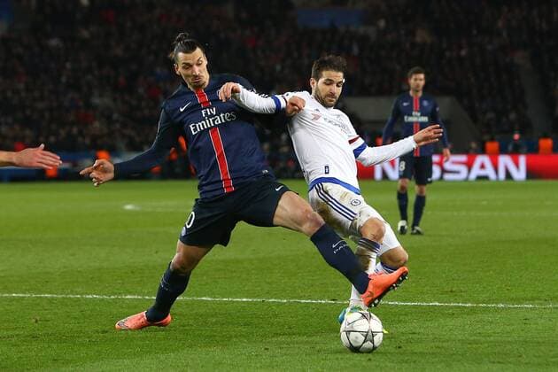 Fußball, Champions League, Paris St. Germain - FC Chelsea Zlatan Ibrahimovic of PSG battles Cesc Fabregas of Chelsea - UEFA Champions League - PSG vs Chelsea - Parc des Princes - Paris - 16 02 2016 Pic Philip Oldham SportImage EDITORIAL USE ONLY. No use with unauthorised audio, video, data, fixture lists, club league logos or live services. Online in-match use limited to 120 images, no video emulation. No use in betting, games or single club league player publications.