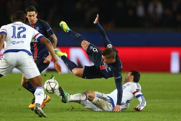 Fußball, Champions League, Paris St. Germain - FC Chelsea Pedro of Chelsea fouls Marco Verratti of PSG - UEFA Champions League - PSG vs Chelsea - Parc des Princes - Paris - 16 02 2016 Pic Philip Oldham SportImage EDITORIAL USE ONLY. No use with unauthorised audio, video, data, fixture lists, club league logos or live services. Online in-match use limited to 120 images, no video emulation. No use in betting, games or single club league player publications.