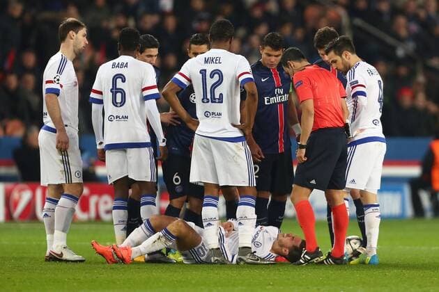 Fußball, Champions League, Paris St. Germain besiegt FC Chelsea Eden Hazard of Chelsea on the floor injured - UEFA Champions League - PSG vs Chelsea - Parc des Princes - Paris - 16 02 2016 Pic Philip Oldham SportImage EDITORIAL USE ONLY. No use with unauthorised audio, video, data, fixture lists, club league logos or live services. Online in-match use limited to 120 images, no video emulation. No use in betting, games or single club league player publications.