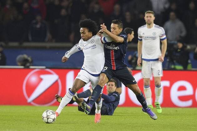 Fußball, Champions League, Paris St. Germain - FC Chelsea Marquinhos (PSG) vs Willian (Chelsea) - Fussball, Champions League, Paris Saint Germain PSG vs. FC Chelsea - 16 02 2016 JBAutissier Panoramic 
