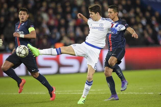 Marquinhos (PSG) vs Oscar (Chelsea) - Fussball, Champions League, Paris Saint Germain PSG vs. FC Chelsea - 16 02 2016 JBAutissier Panoramic 