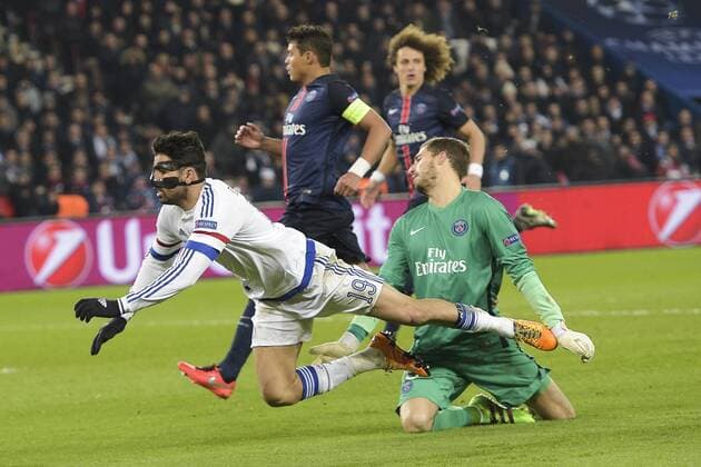 Fußball, Champions League, Paris St. Germain - FC Chelsea TRAPP Kevin (PSG) vs Diego Costa (Chelsea) - Fussball, Champions League, Paris Saint Germain PSG vs. FC Chelsea - 16 02 2016 JBAutissier Panoramic 