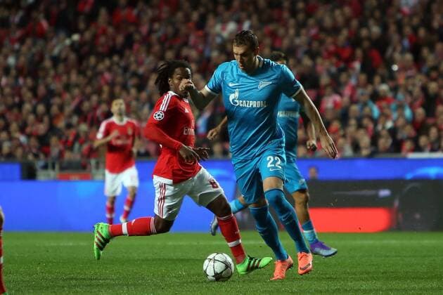 Fußball, Champions League, Benfica Lissabon - FC Zenit St Petersburg Feb. 16, 2016 - Lisbon, Portugal - Zenit s forward Artem Dzyuba vies with Benfica s midfielder Renato Sanches during the UEFA Champions League round of 16 football match between SL Benfica and FC Zenith at the Luz stadium in Lisbon on February 16, 2016. UEFA Champions League - Benfica Vs Zenith  - ZUMAn230