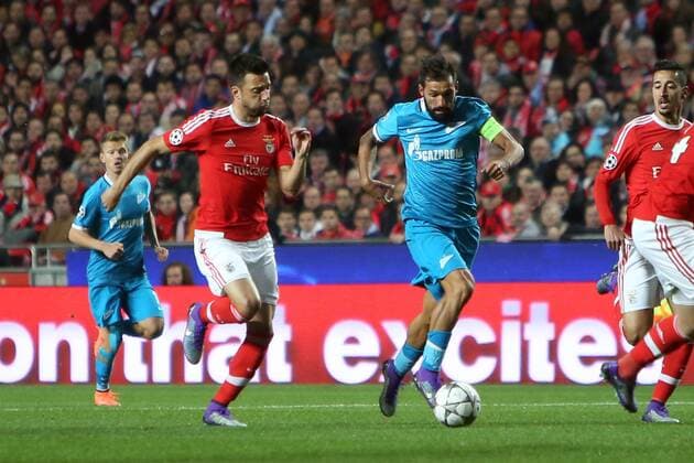 Fußball, Champions League, Benfica Lissabon - FC Zenit St Petersburg Feb. 16, 2016 - Lisbon, Portugal - Zenit s midfielder Danny vies with Benfica s midfielder Andreas Samaris during the UEFA Champions League round of 16 football match between SL Benfica and FC Zenith at the Luz stadium in Lisbon on February 16, 2016. UEFA Champions League - Benfica Vs Zenith  - ZUMAn230