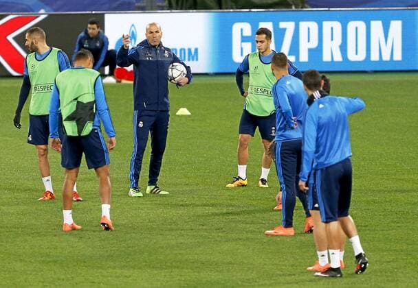 Real Madrid (Champions League) training session in Rome. In this picture, Zinedine Zidane speaks to his players. xPabloxGarciax 
