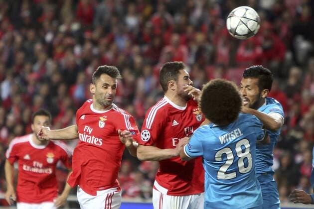 Fußball, Champions League, Benfica Lissabon - FC Zenit St Petersburg Feb 16, 2016 - Lisbon, Portugal - Benfica s forward Jonas (L) heads the ball and scores during the UEFA Champions League round of 16 football match between SL Benfica and FC Zenith at the Luz stadium in Lisbon. Soccer 2016 - Benfica 1-0 Zenit  - ZUMA