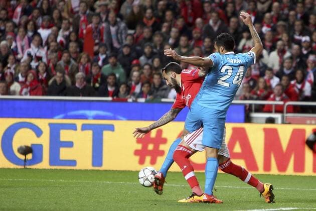 Fußball, Champions League, Benfica Lissabon - FC Zenit St Petersburg Feb 16, 2016 - Lisbon, Portugal - Benfica s forward Kostas Mitroglou vies with Zenit s defender Ezequiel Garay during the UEFA Champions League round of 16 football match between SL Benfica and FC Zenith at the Luz stadium in Lisbon. Soccer 2016 - Benfica 1-0 Zenit  - ZUMA