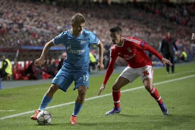 Fußball, Champions League, Benfica Lissabon - FC Zenit St Petersburg Feb 16, 2016 - Lisbon, Portugal - Zenit s midfielder Oleg Shatov vies with Benfica s Andre Almeida during the UEFA Champions League round of 16 football match between SL Benfica and FC Zenith at the Luz stadium in Lisbon. Soccer 2016 - Benfica 1-0 Zenit  - ZUMA