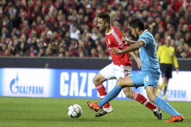Fußball, Champions League, Benfica Lissabon - FC Zenit St Petersburg Feb 16, 2016 - Lisbon, Portugal - Benfica s forward Jonas vies with Zenit s defender Ezequiel Garay during the UEFA Champions League round of 16 football match between SL Benfica and FC Zenith at the Luz stadium in Lisbon. Soccer 2016 - Benfica 1-0 Zenit  - ZUMA