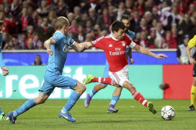 Fußball, Champions League, Benfica Lissabon - FC Zenit St Petersburg Feb 16, 2016 - Lisbon, Portugal - Benfica s forward Jonas vies with Zenit s defender Ezequiel Garay during the UEFA Champions League round of 16 football match between SL Benfica and FC Zenith at the Luz stadium in Lisbon. Soccer 2016 - Benfica 1-0 Zenit  - ZUMA