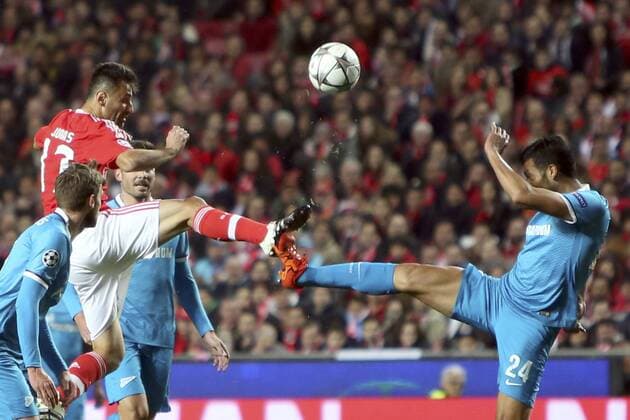 Fußball, Champions League, Benfica Lissabon - FC Zenit St Petersburg Feb 16, 2016 - Lisbon, Portugal - Benfica s forward Jonas vies with Zenit s defender Ezequiel Garay during the UEFA Champions League round of 16 football match between SL Benfica and FC Zenith at the Luz stadium in Lisbon. Soccer 2016 - Benfica 1-0 Zenit  - ZUMA