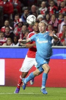 Fußball, Champions League, Benfica Lissabon - FC Zenit St Petersburg Feb 16, 2016 - Lisbon, Portugal - Zenit s defender Aleksandr Anyukov vies with Benfica s defender Eliseu during the UEFA Champions League round of 16 football match between SL Benfica and FC Zenith at the Luz stadium in Lisbon. Soccer 2016 - Benfica 1-0 Zenit  - ZUMA