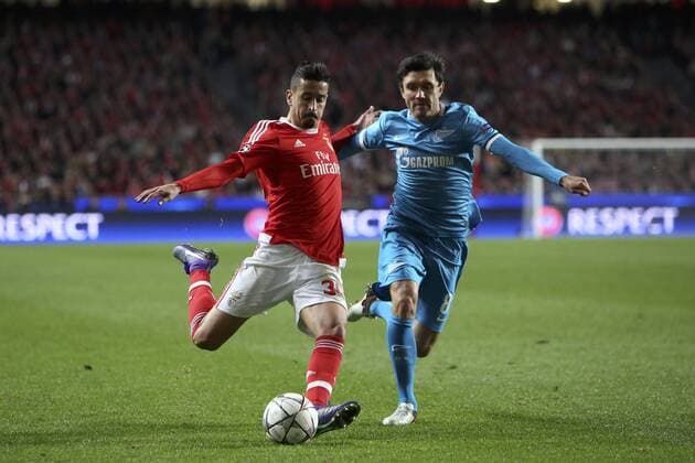 Fußball, Champions League, Benfica Lissabon - FC Zenit St Petersburg Feb 16, 2016 - Lisbon, Portugal - Zenit s defender Aleksandr Anyukov vies with Benfica s defender Eliseu during the UEFA Champions League round of 16 football match between SL Benfica and FC Zenith at the Luz stadium in Lisbon. Soccer 2016 - Benfica 1-0 Zenit  - ZUMA