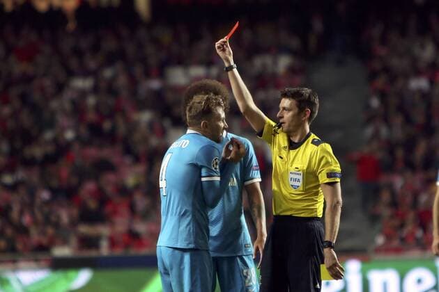 Fußball, Champions League, Benfica Lissabon - FC Zenit St Petersburg Feb 16, 2016 - Lisbon, Portugal - Referee Gianluca Rocchi shows the red card to Zenit s defender Domenico Criscito during the UEFA Champions League round of 16 football match between SL Benfica and FC Zenith at the Luz stadium in Lisbon. Soccer 2016 - Benfica 1-0 Zenit  - ZUMA