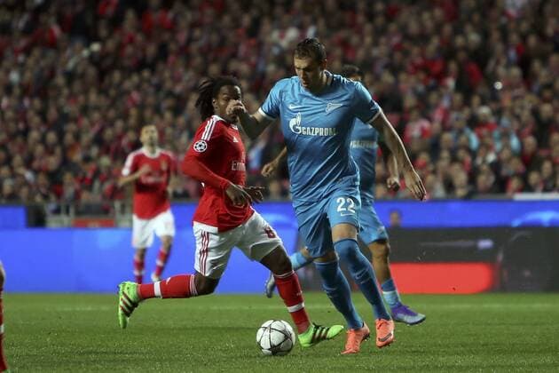 Fußball, Champions League, Benfica Lissabon - FC Zenit St Petersburg Feb 16, 2016 - Lisbon, Portugal - Zenit s forward Artem Dzyuba vies with Benfica s midfielder Renato Sanches during the UEFA Champions League round of 16 football match between SL Benfica and FC Zenith at the Luz stadium in Lisbon. Soccer 2016 - Benfica 1-0 Zenit  - ZUMA
