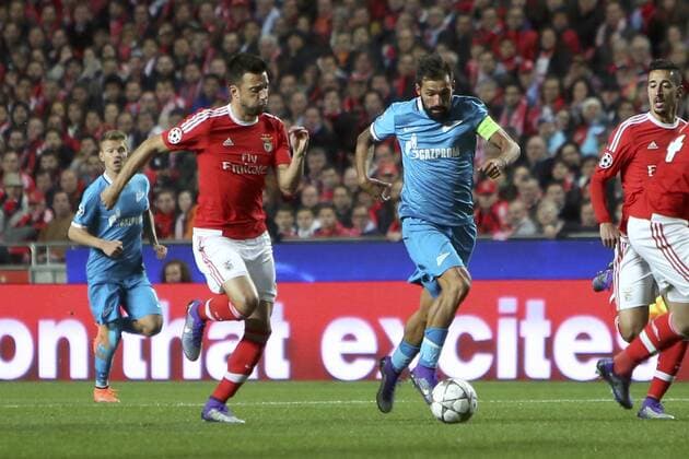 Fußball, Champions League, Benfica Lissabon - FC Zenit St Petersburg Feb 16, 2016 - Lisbon, Portugal - Zenit s midfielder Danny vies with Benfica s midfielder Andreas Samaris during the UEFA Champions League round of 16 football match between SL Benfica and FC Zenith at the Luz stadium in Lisbon. Soccer 2016 - Benfica 1-0 Zenit  - ZUMA