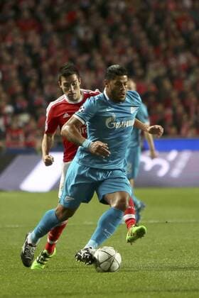 Fußball, Champions League, Benfica Lissabon - FC Zenit St Petersburg Feb 16, 2016 - Lisbon, Portugal - Zenit s midfielder Danny vies with Benfica s midfielder Andreas Samaris during the UEFA Champions League round of 16 football match between SL Benfica and FC Zenith at the Luz stadium in Lisbon. Soccer 2016 - Benfica 1-0 Zenit  - ZUMA