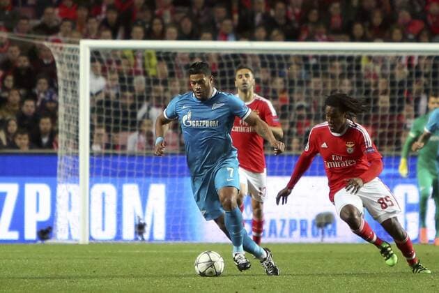 Fußball, Champions League, Benfica Lissabon - FC Zenit St Petersburg Feb 16, 2016 - Lisbon, Portugal - Zenit s forward Hulk vies with Benfica s midfielder Renato Sanches during the UEFA Champions League round of 16 football match between SL Benfica and FC Zenith at the Luz stadium in Lisbon. Soccer 2016 - Benfica 1-0 Zenit  - ZUMA
